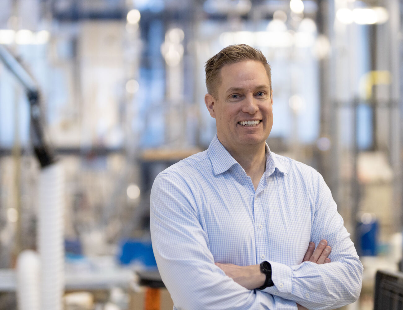 Professori Jukka Niskanen kemian tekniikan korkeakoulun laboratoriotiloissa.