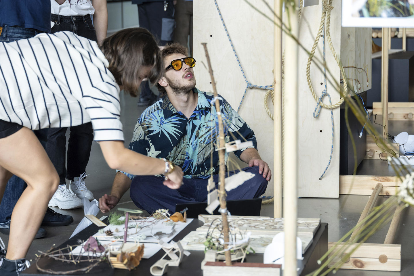 Opiskelija tarkastaa työnsä jälkeä