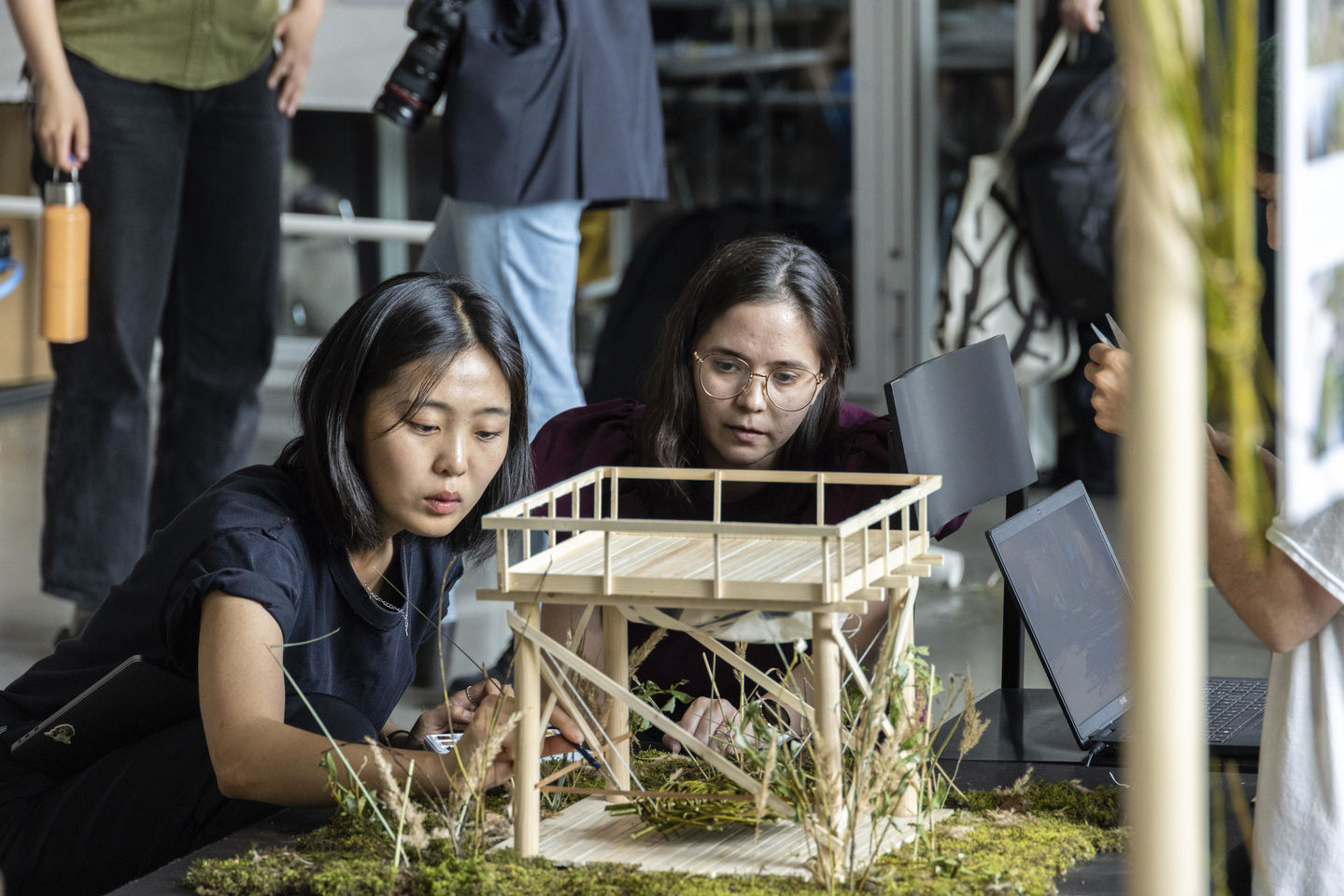 Opiskelijat hienosäätävät puurakentamisen pienoismalliaan