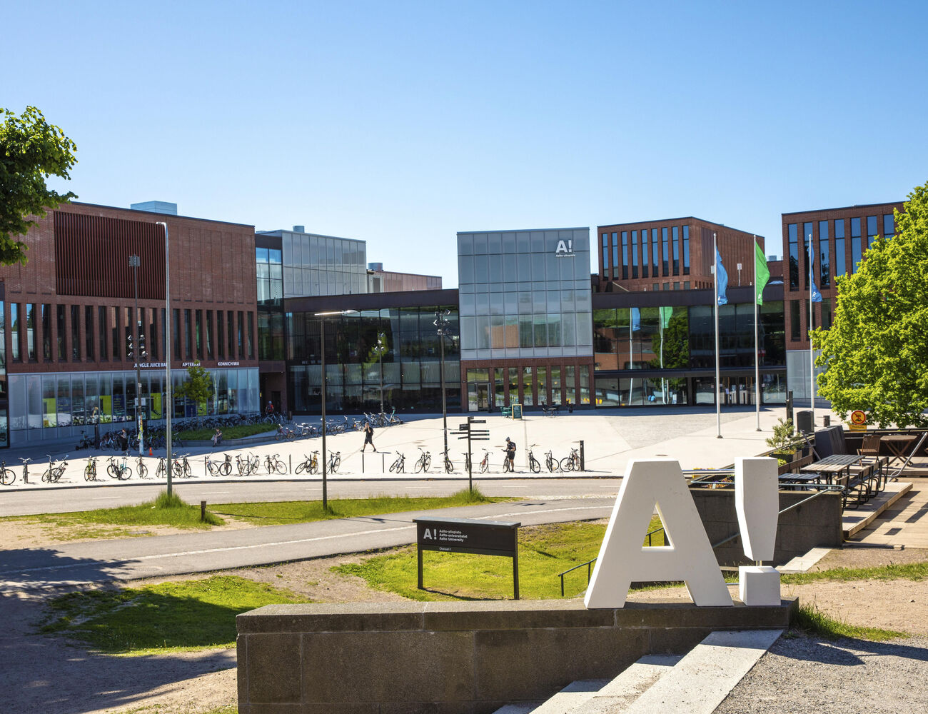 Aurinkoinen päivä Otaniemen kampuksella