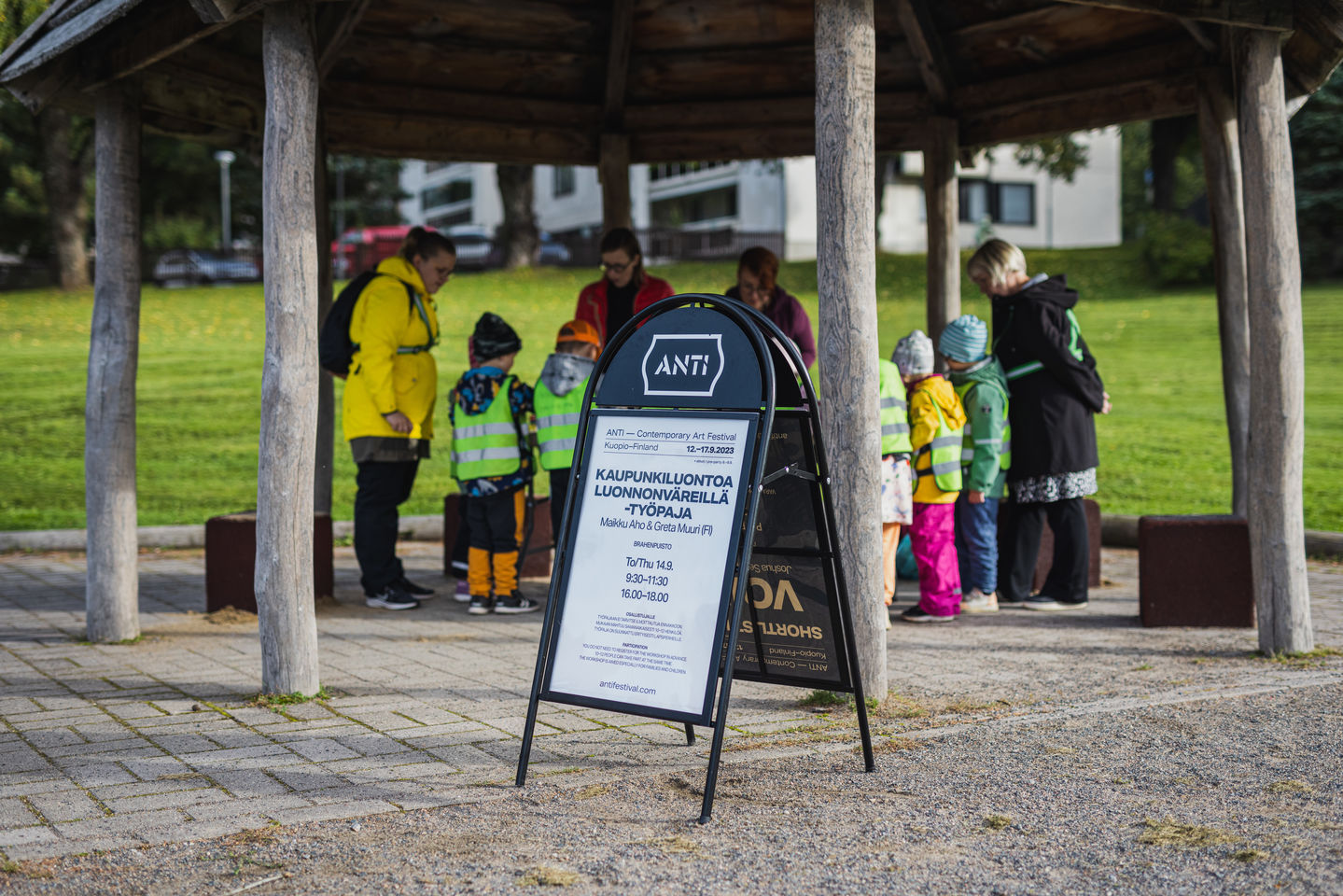 Osallistujia Kaupunkiluontoa luonnonvärejä -projektissa. Kuva: Akseli Muraja, ANTI Festival 2023