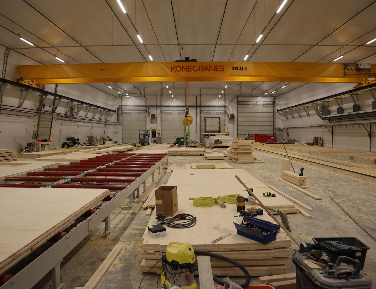 The Crosslam manufacturing hall, a large space with pieces of CLT everywhere and a big crane