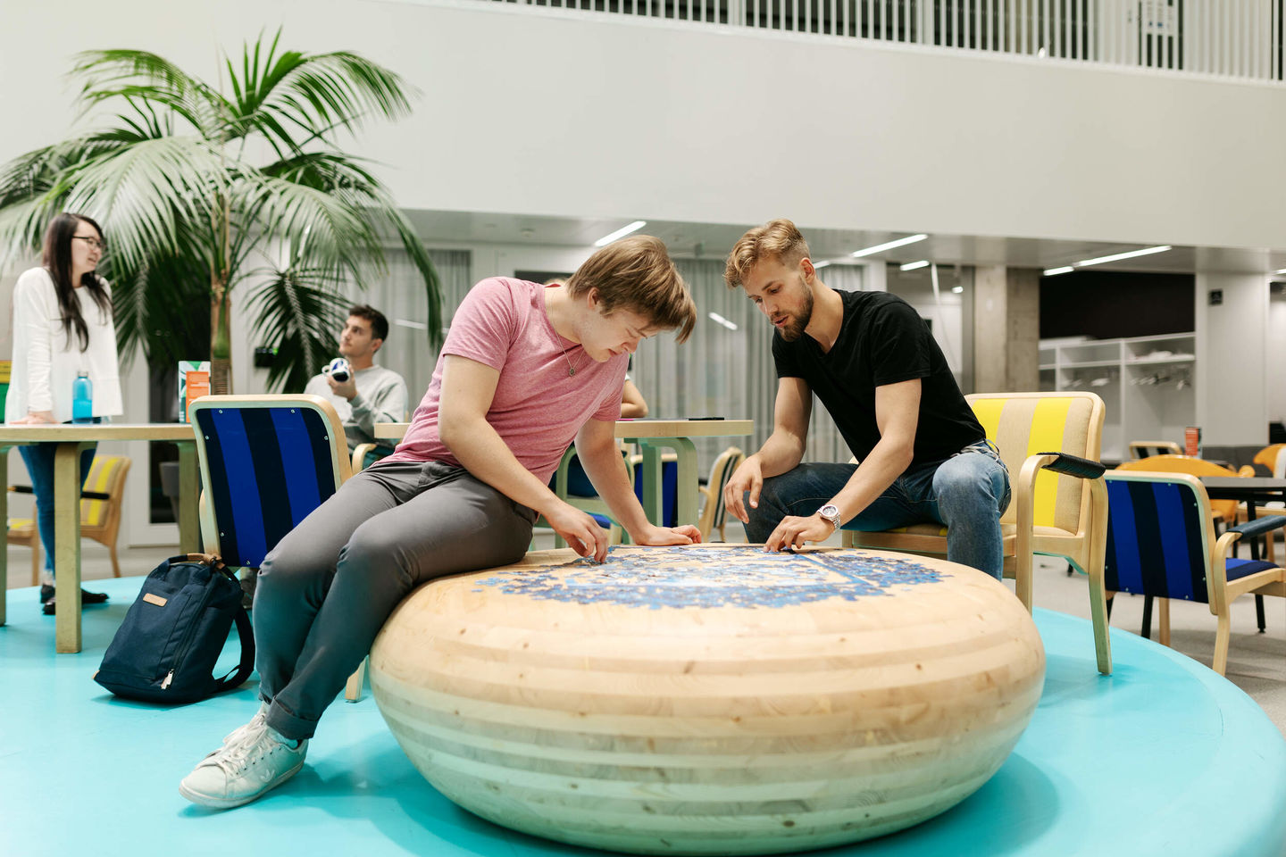 Kaksi opiskelijaa istumassa