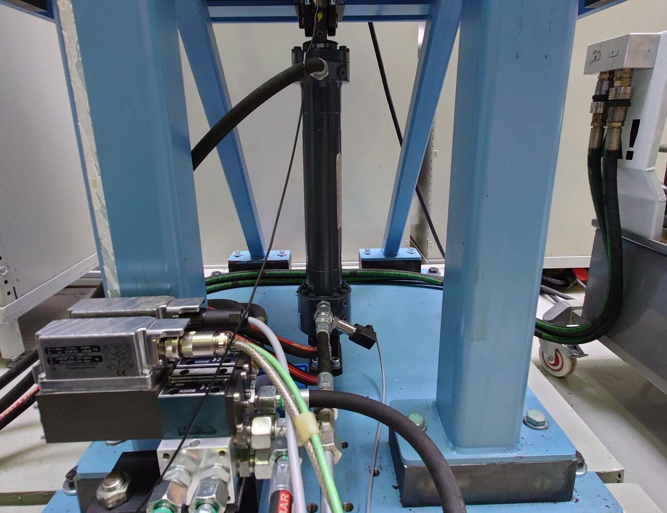 Cylinder vibration testbench.