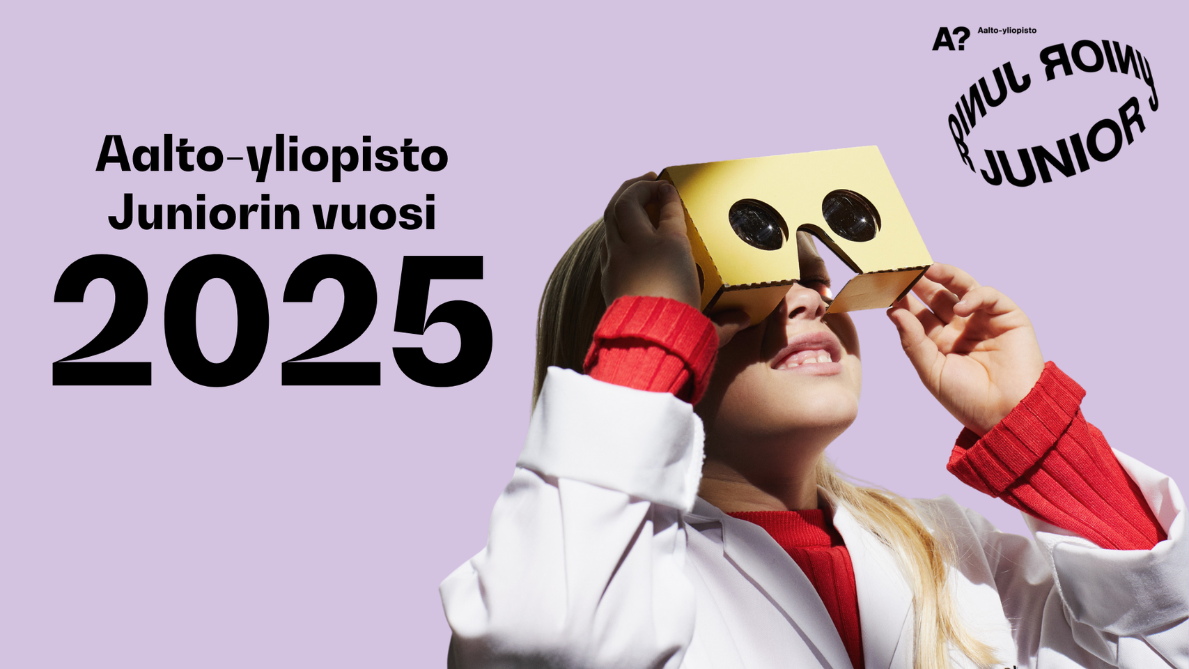 Henkilö valkoisessa takissa ja punaisessa paidassa pitää keltaista esinettä. Teksti: Aalto-yliopisto Juniorin vuosi 2025.
