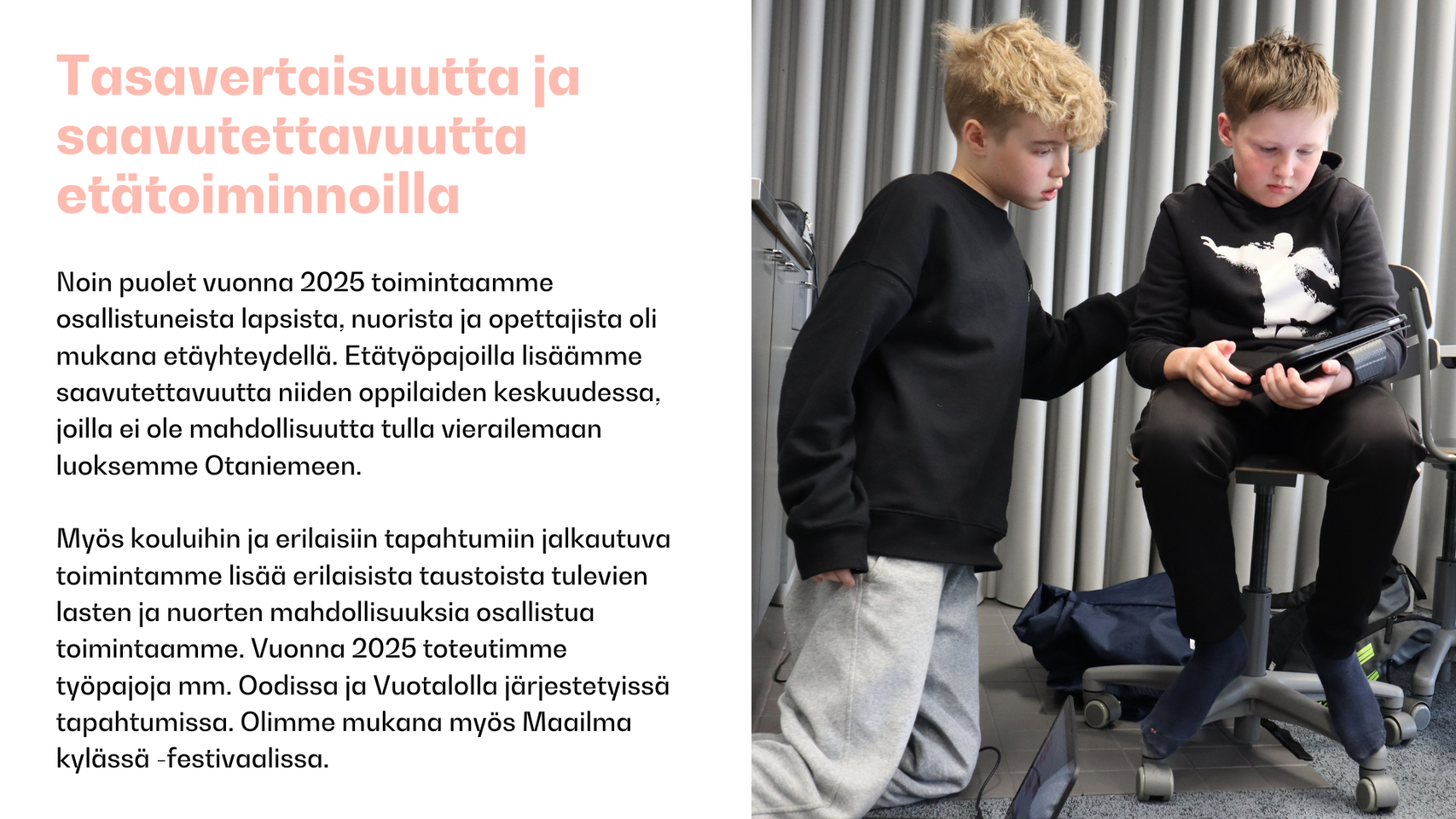Kaksi lasta vuorovaikuttaa tabletin kanssa. Vasemmalla oleva teksti käsittelee tasa-arvoa ja saavutettavuutta etätoiminnoissa.