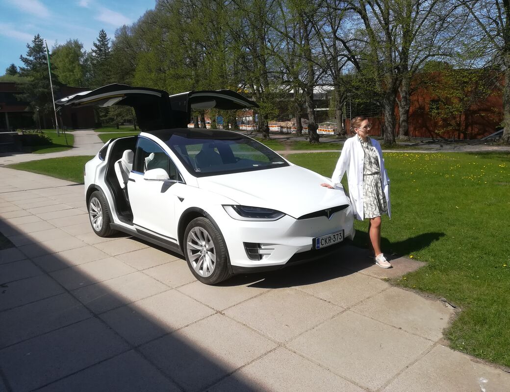 Professor Mari Lundström with Tesla / Photo: Pertti Kauranen