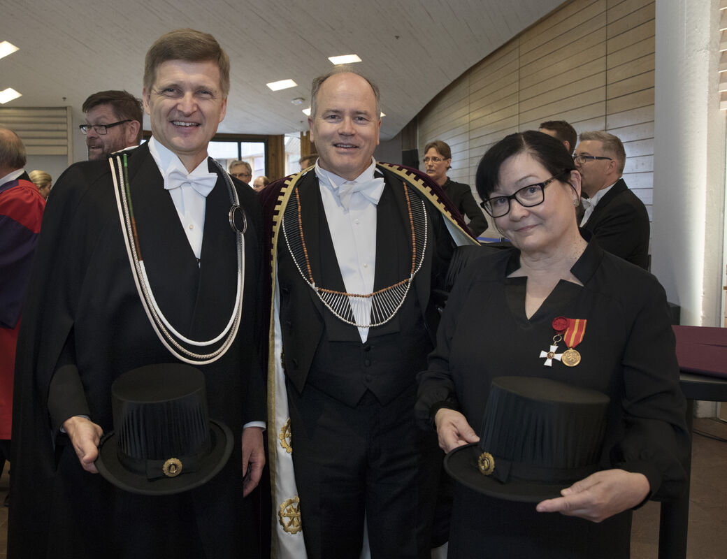 Rehtori Ilkka Niemi, dekaani Gary Marquis ja promoottori Kirsi Virrantaus