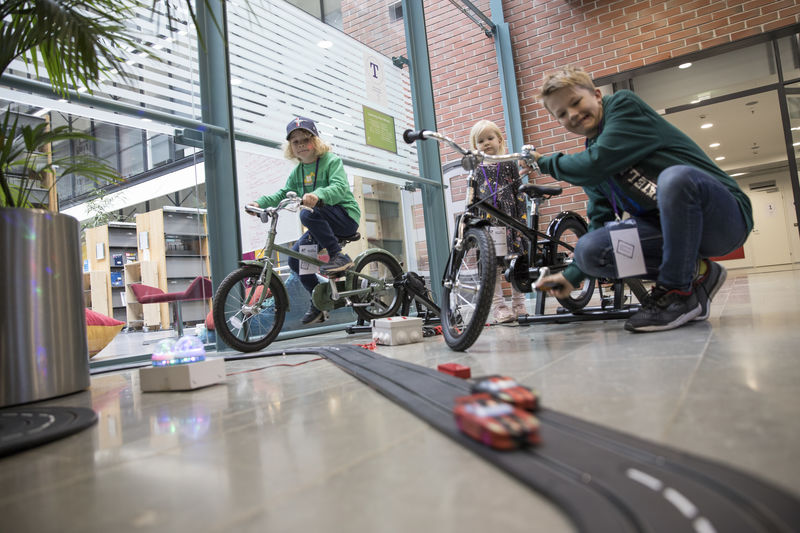Aalto University / Slot car race track / photo: Annamari Tolonen