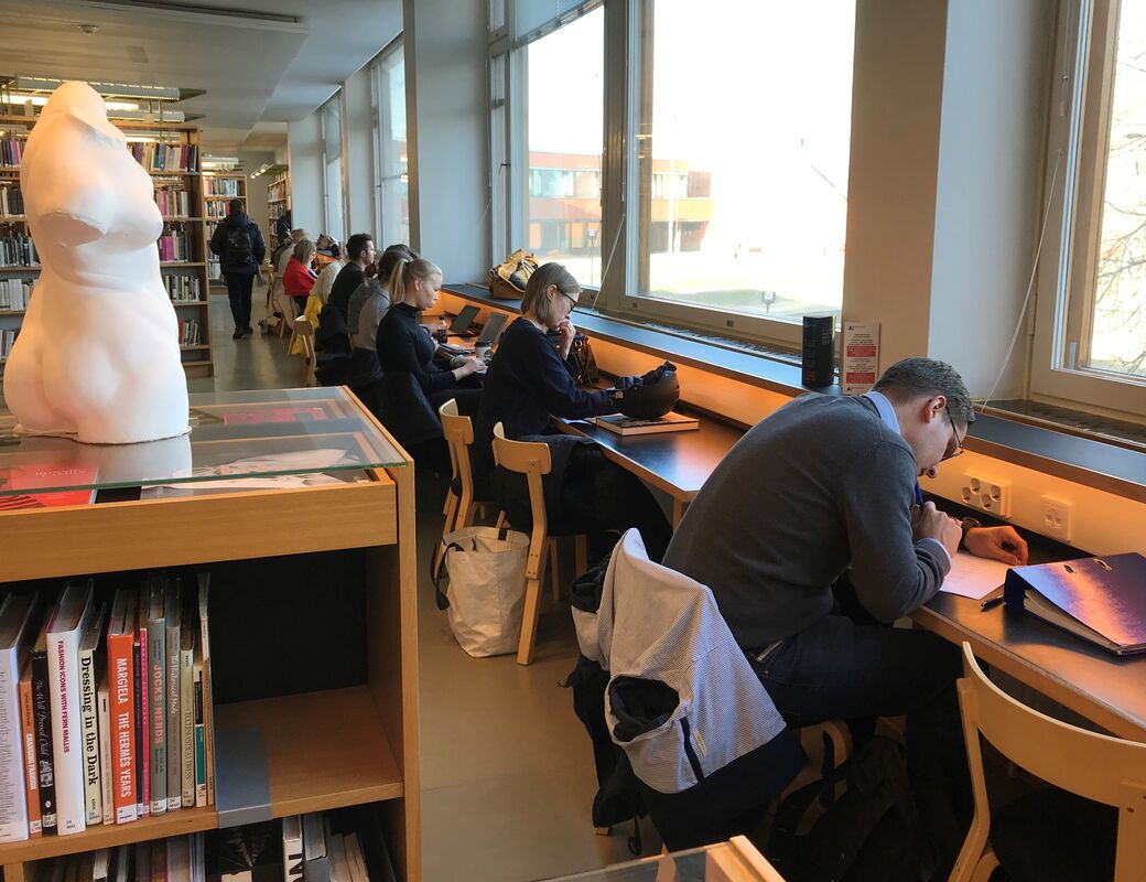 People reading at the 2nd floor of Learning Centre, near the collections of design and art.