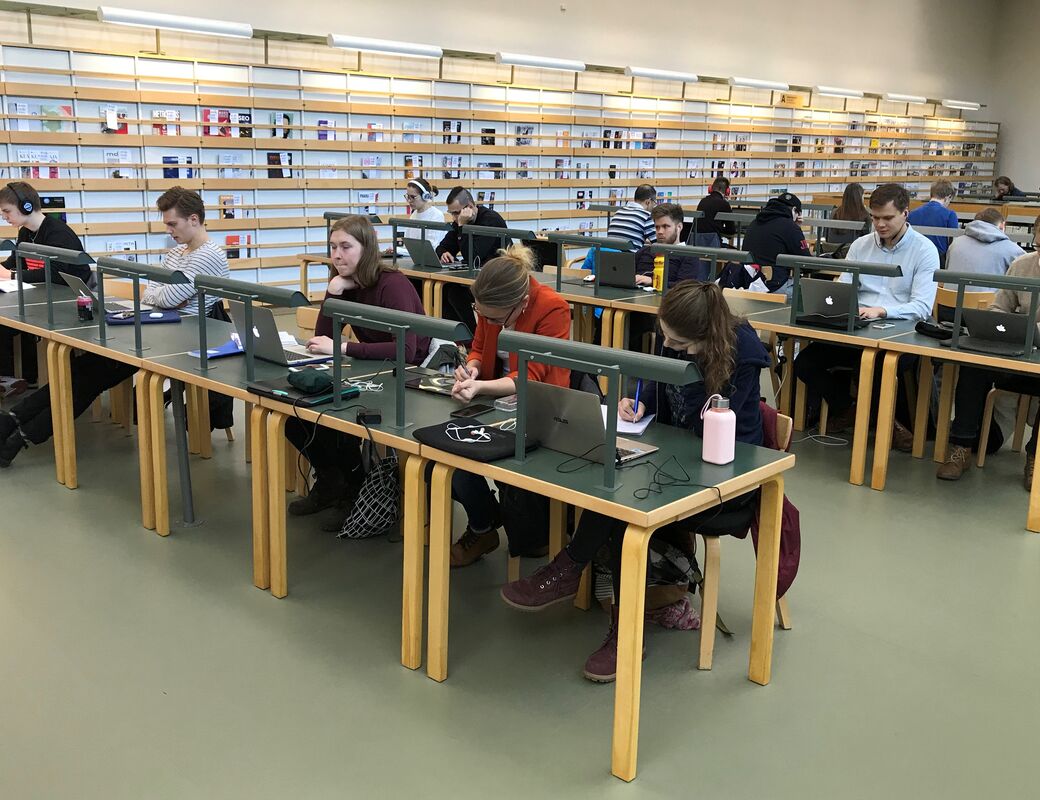 Kuva opiskelijoista opiskelemassa Oppimiskeskuksen 2. kerroksessa, lehtilukusalissa.
