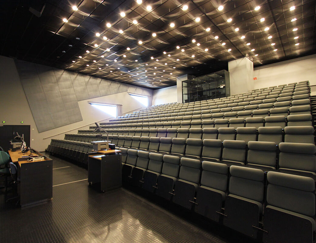 Tietekniikan talo, T2 auditorio 270 paikkaa
