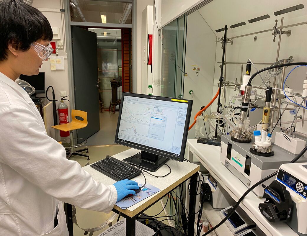 CHEM_Jianxin Zhang at the lab