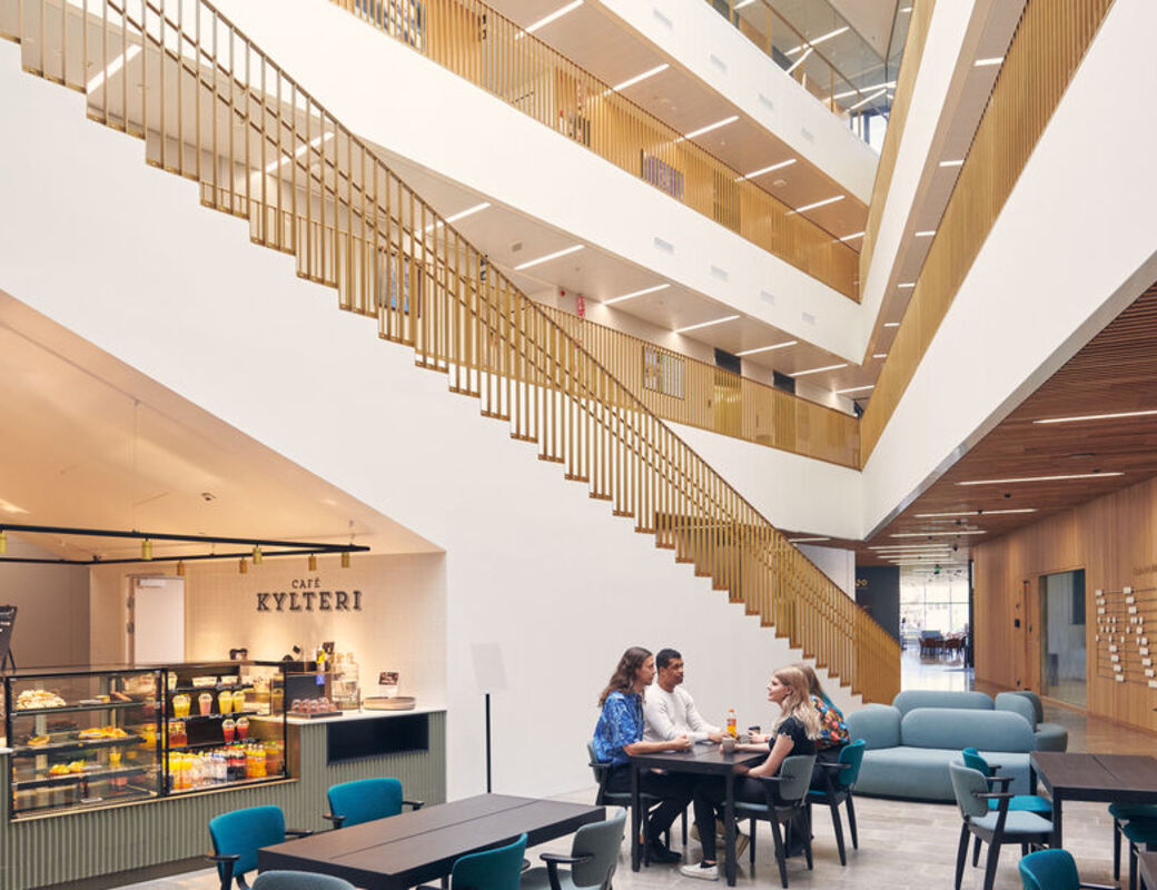 Kauppakorkeakoulun Cafe Kylterin edusta. 