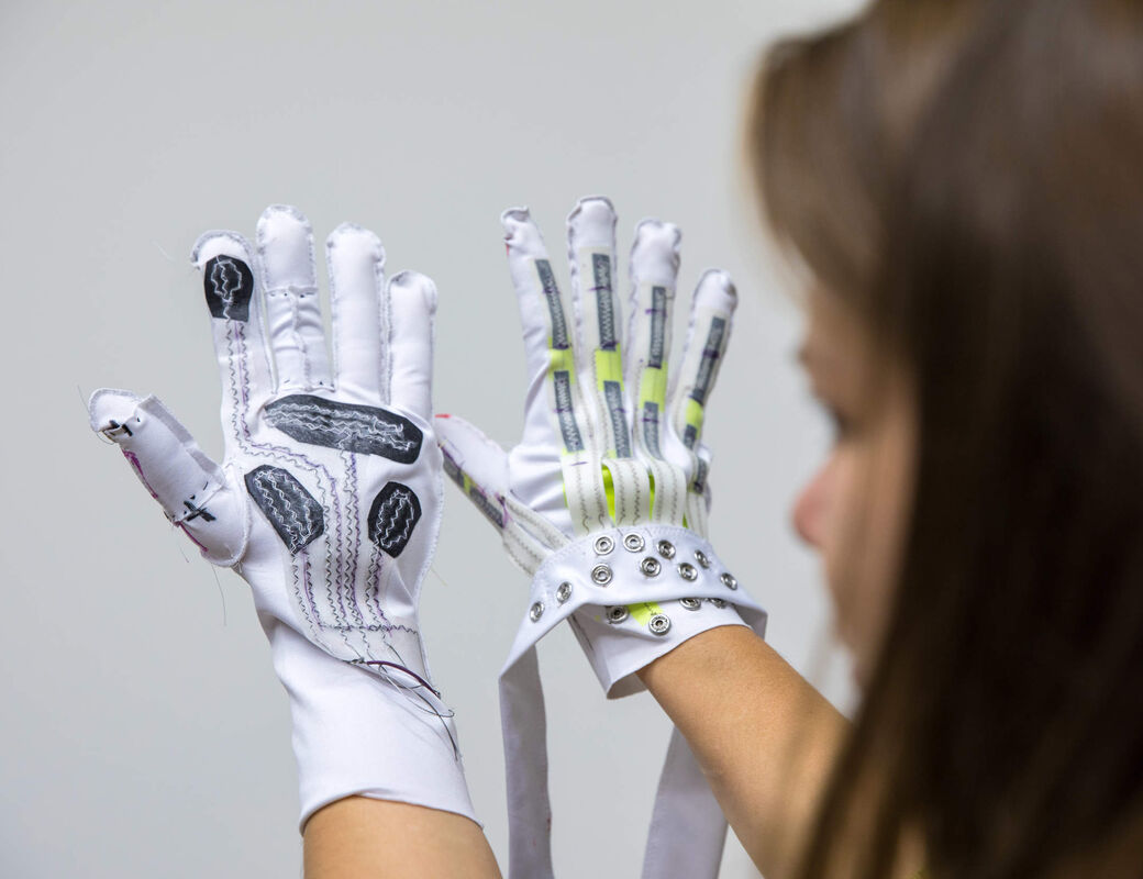 Arts wearable electronic gloves