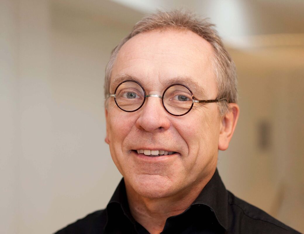 A portrait of Ari Koskinen, professor of organic chemistry.