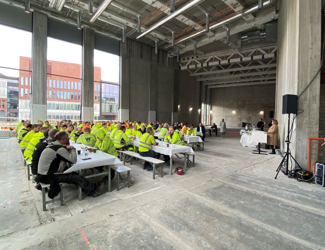 Harjannostajaisväkeä. Puhumassa Marianna Bom / Aalto-yliopisto.