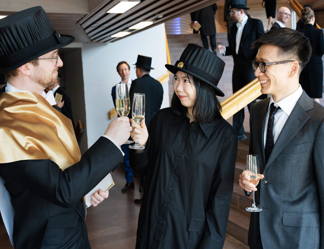 Master of ceremony Arno Solin congratulating new doctor Hanyang Gong