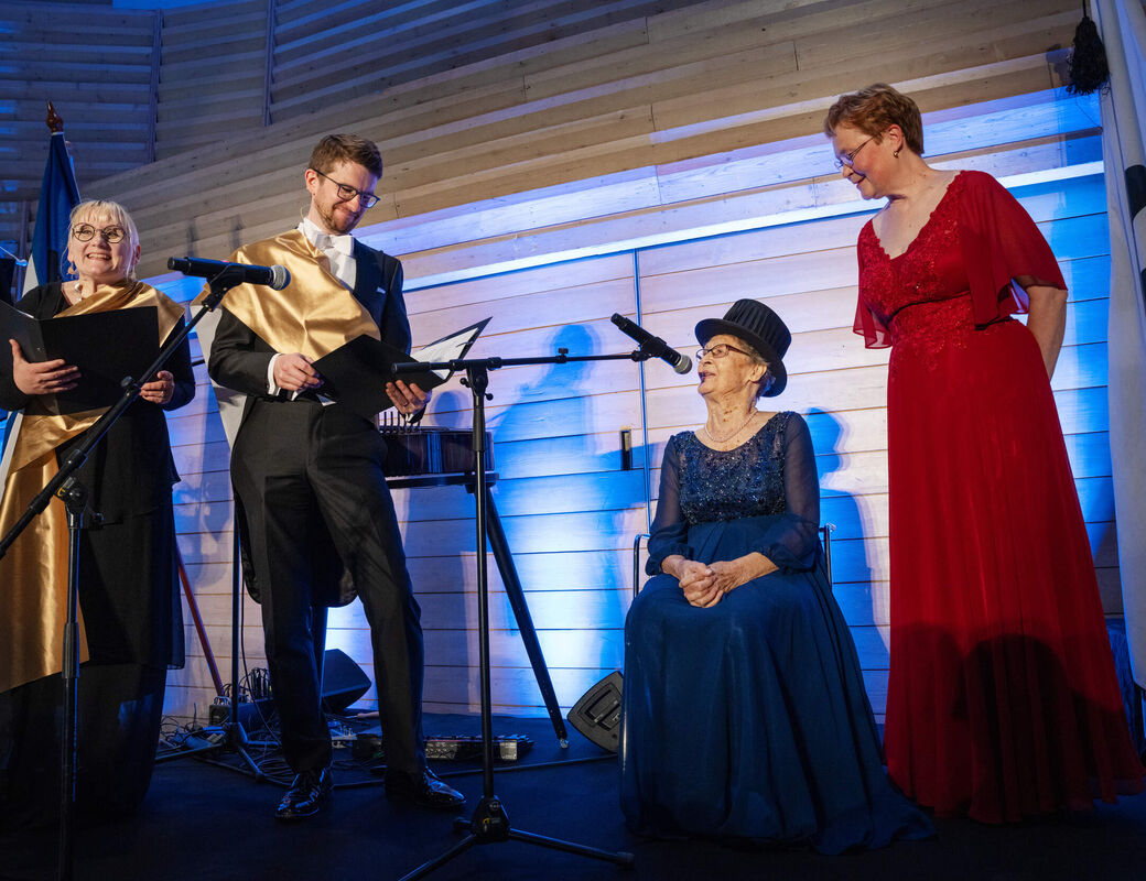 Masters of ceremony Pauliina Ilmonen and Arno Solin interviewing Jubilee doctor Iija Pietikäinen