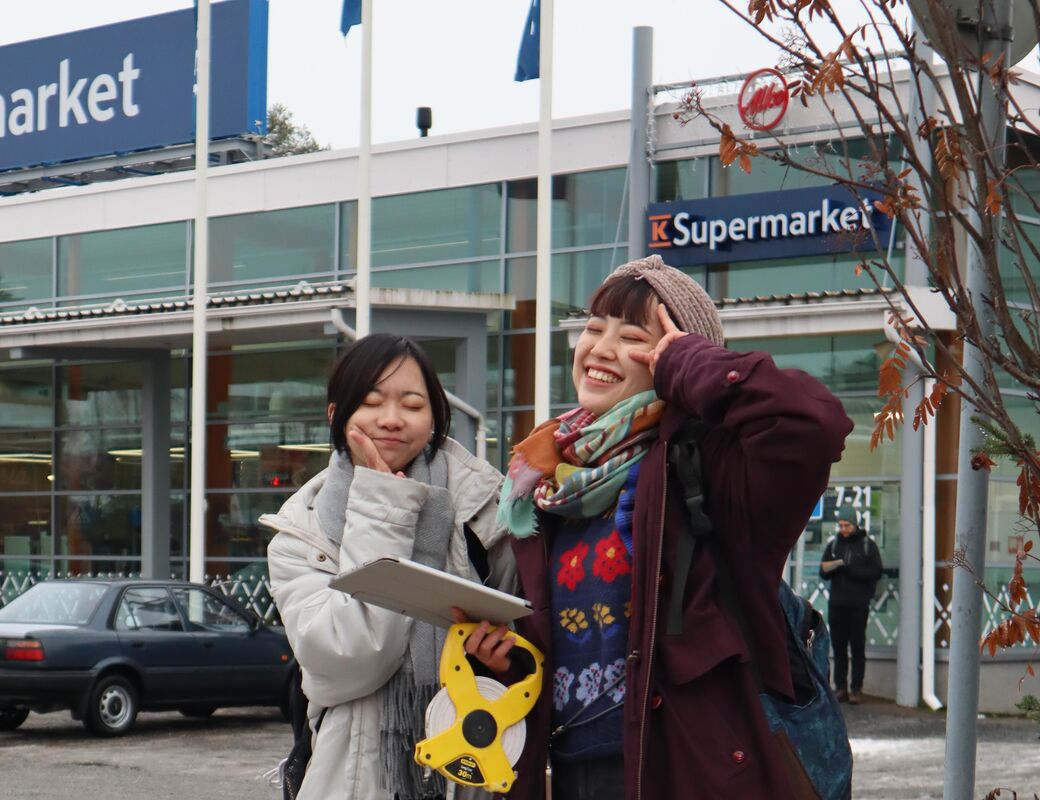 Students with measuring equipment