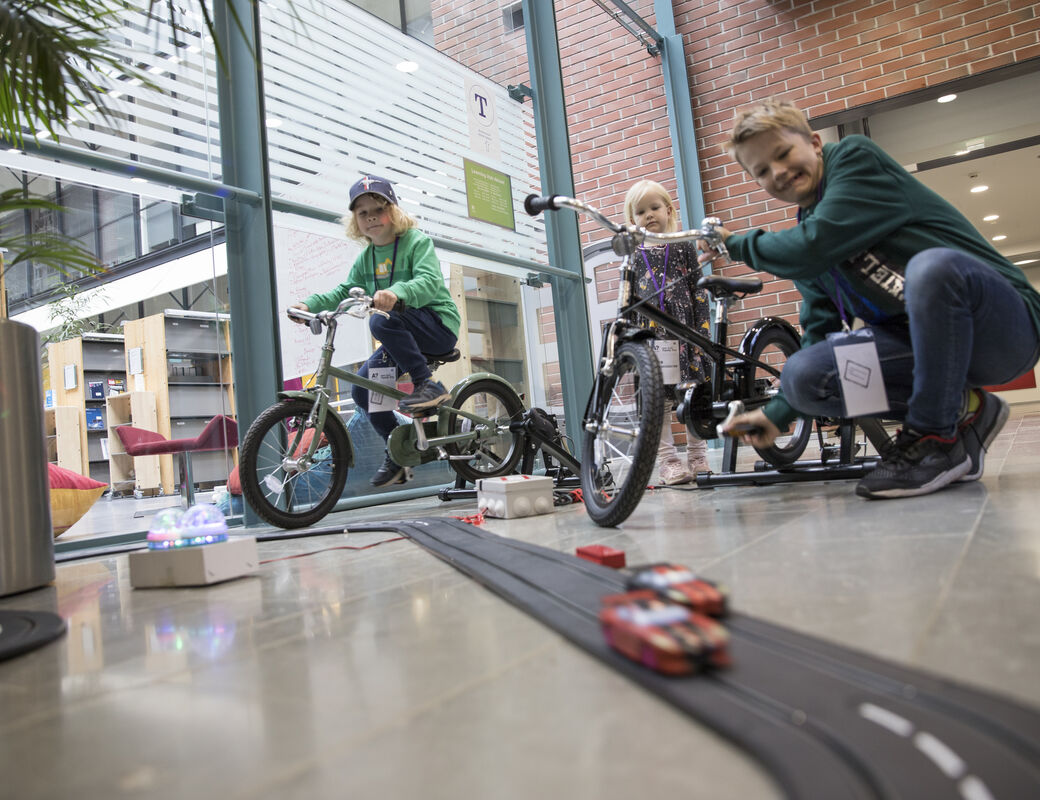 Aalto University / Slot car race track / photo: Annamari Tolonen