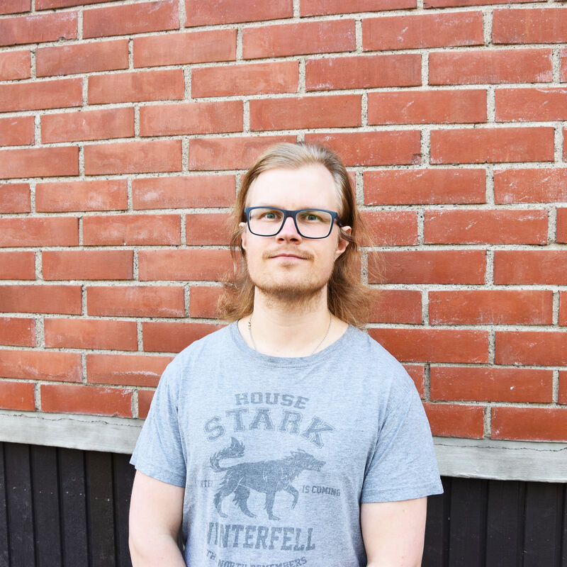 Sipi leaning towards the building for the School of Chemical Engineering