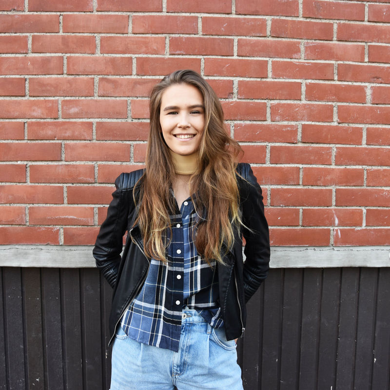 Mikaela smiling in front of the SChool of Chemical Engineering