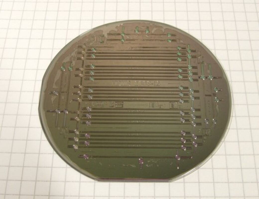 CHEM_Microfabrication group_Wafer with SU-8 separation chips