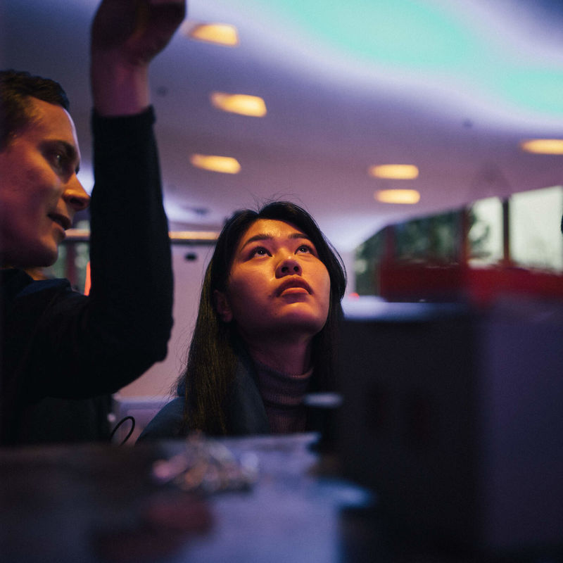 Kaksi ihmistä tutkii jotain yhdessä