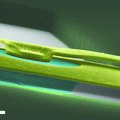 Elektronimikroskooppikuva Corbino-laitteesta: vihreäksi väritettyyn grafeeniin havaittiin muodostuvan elektronikide, kaksi-dimensioinen Wignerin hila, joka koostui noin 20 kristalliitista. Kuva: Antti Laitinen.