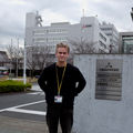 Janne Pärssinen seisoo Mitsubishi Electronicin rakennuksen edessä Japanissa.