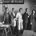 Mustavalkokuvassa arkkitehtiopiskelijoita vuodelta 1921