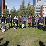 Ryhmä opiskelijoita kokoontuneena Nokian konttorin eteeen kuva: Abigail Garbett