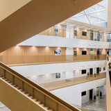 Kauppakorkeakoulun portaat, eri kerroksia ja käytäväperspektiiviä..