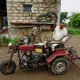 Kolmipyöräinen traktori nimeltään Bullet Santi ja kehittäjänsä Mansukhbhai Jagani