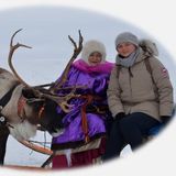 Valokuva kahdesta naisesta ja poroista Venäjän arktisella alueella Nenetsien autonomisessa piirikunnassa