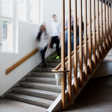 Opiskelijoita kävelemässä alas portaita Kandidaattikeskuksessa