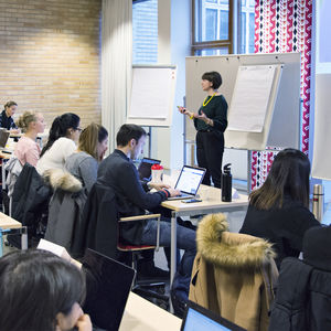 Sustainability in International Business -kurssilla piti vierailijaluennon mm. Nesteen yritysvastuujohtaja Kaisa Hietala.