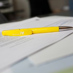 Keltainen Aalto-kynä