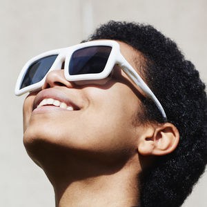 Millennium Youth Prize -promokuvassa nuori aurinkolaseissa tähyilee iloisena taivaalla