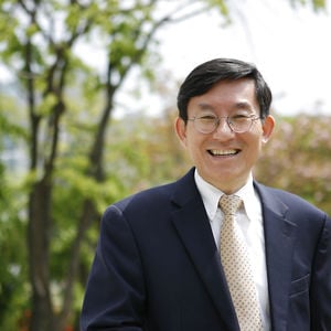 Visiting lecturer Man-Sung Yim