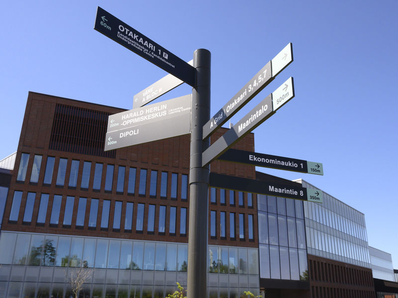 Kuvassa näkyy opaskylttejä Aalto-yliopiston Otaniemen kampuksella. 