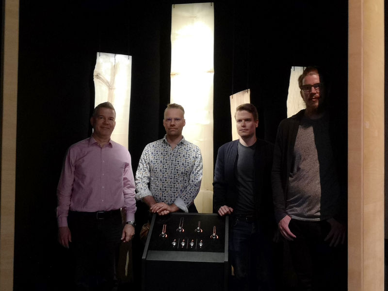 tutkijat seisovat Puuorkesteri-teoksen edessä Heurekassa kuva: Jussi Rämö