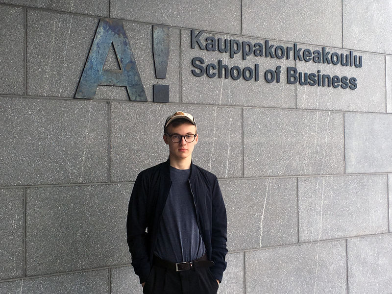 Kuvassa näkyy Eero Kaarsalo Aalto-yliopiston kauppakorkeakoulun pääoven lähellä. Kuvan otti Tiina Leppänen.
