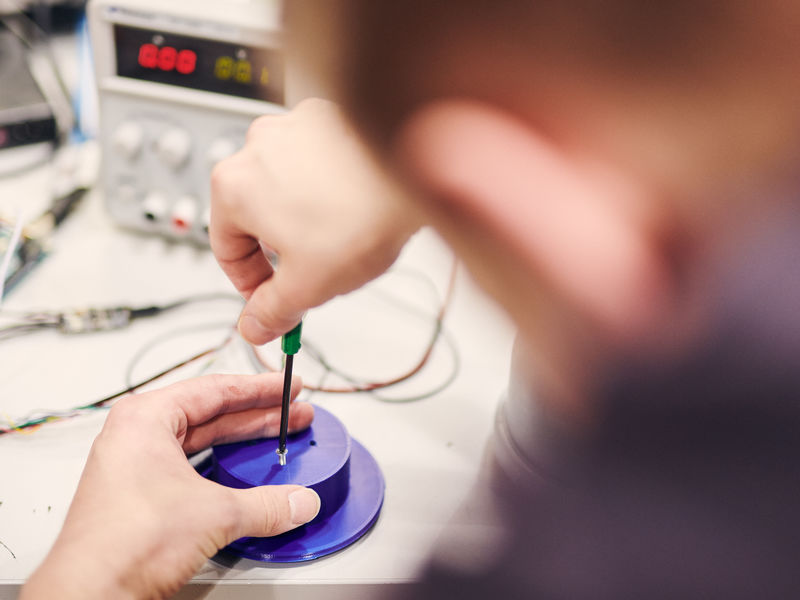 Sähkötekniikan korkeakoulun opiskelija tekee sähkötöitä. 