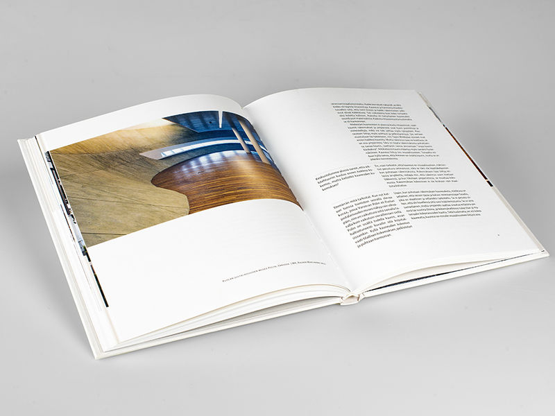 Esimerkkiaukeama Keskusteluja kauneudesta arkkitehtuurissa -kirjasta, jossa näkyy kuva ja tekstiä.