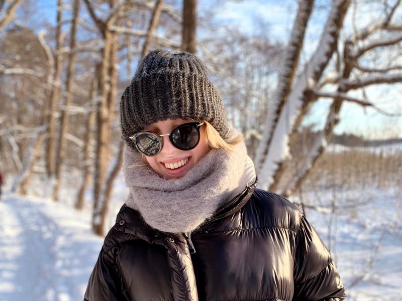 Kuvassa näkyy toppatakkiin pukeutunut opiskelija Karla Helenius talvisessa maisemassa. 