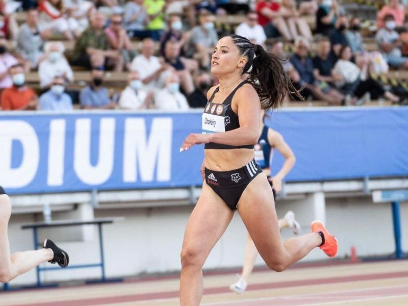 Kuvassa Amira Chokairy juoksee kilpaa urheilukentällä. 