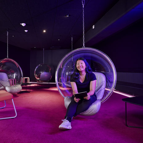 Opiskelija istumassa pallotuolissa