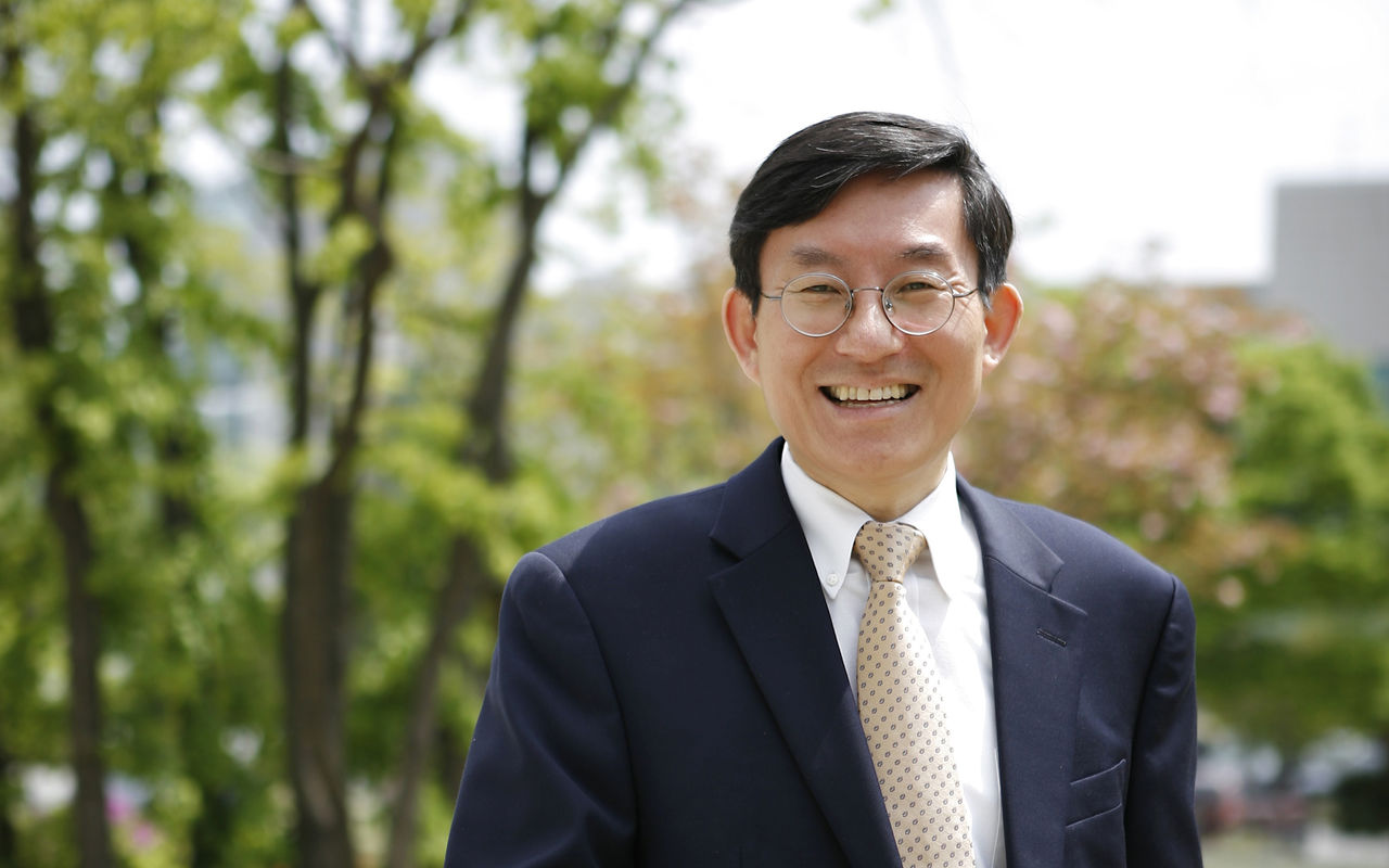 Visiting lecturer Man-Sung Yim
